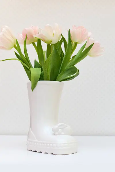 Tulipáncsokor Húsvéti Nyuszi Vázában Fehér Asztalon Másolás Helye Stock Kép