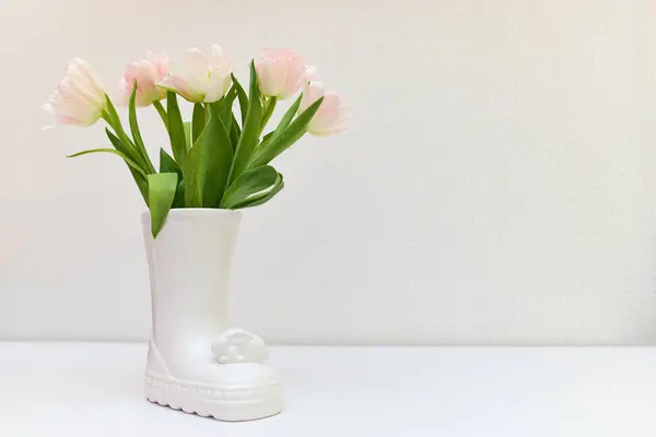 Tulipáncsokor Húsvéti Nyuszi Vázában Fehér Asztalon Másolás Helye Stock Kép