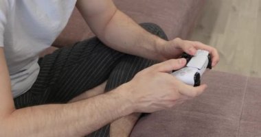 Erkek eller evde video oyunu oynuyor, yakın çekim, oyuncu konsolda joystick kullanıyor