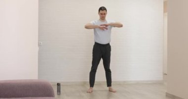 Günlük antrenman yapan beyaz adam evde egzersiz yapıyor, evde spor yapıyor.