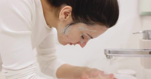 Mujer Lavándose Mascarilla Con Agua Baño Blanco Rutina Cuidado Piel — Vídeo de stock