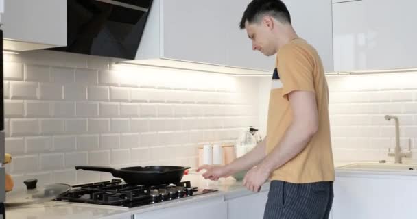 Vit Man Förbereder Omelett Till Frukost Och Dans Modernt Interiörkök — Stockvideo