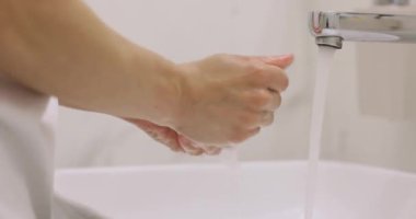 Kadın ellerini lavaboda sabunla yıkıyor. Sağlık kavramı, temizlik.