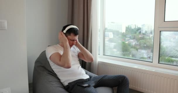 Man Met Koptelefoon Die Thuis Naar Muziek Luistert Zingt — Stockvideo