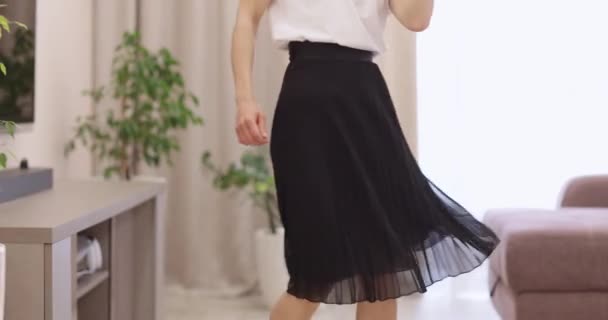 Mujer Feliz Falda Negra Bailando Divirtiéndose Casa Estilo Vida — Vídeos de Stock
