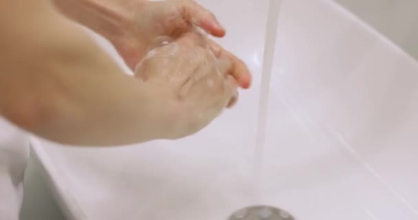 石鹸でシンクで手を洗った女性 健康の概念 クリーニング — ストック動画