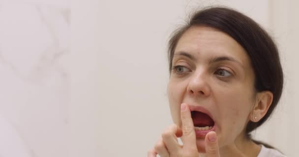 Glad Kaukasiska Kvinna Röra Hennes Ansikte Och Titta Spegeln Badrummet — Stockvideo