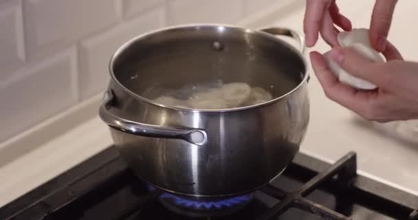 在厨房里用开水煮饺子的女人 — 图库视频影像