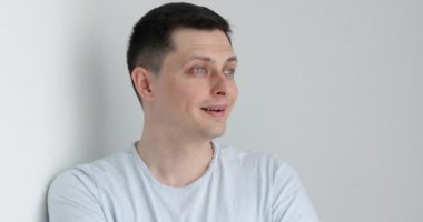 Kafkasyalı şaşkın adam arka plandaki ışığa bakıyor.