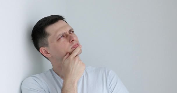 Homem Caucasiano Pensando Olhando Perplexo Fundo Luz Com Espaço Cópia — Vídeo de Stock