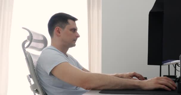 Kaukasische Man Ontwerper Tekent Met Pen Grafische Tablet Thuis — Stockvideo
