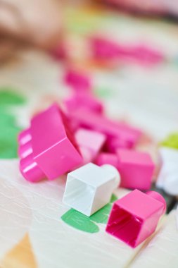 Yerde renkli plastik oyuncaklar var.