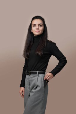 Kadın pantolonunun cebine siyah prim kredi kartı koyuyor. Para finans