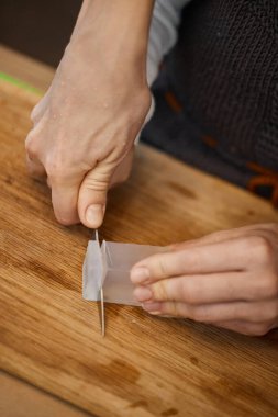 Anne, küçük kızına el yapımı sabun ve çocuklar için atölye hazırlamak için bıçak kullanmasında yardım ediyor..