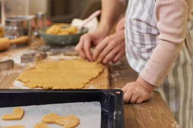 Anne ve küçük kızına yakın dur. Mutfakta çiğ zencefilli kurabiye hamuru kes..
