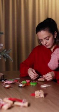 Anne ve küçük kızı birlikte evde Noel hediyelerini paketliyor, aile için hediyeler hazırlıyorlar..