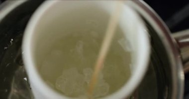 Organik ev yapımı sabun, buhar banyosunda erime, sabun kütlesi, üst görünüm karışımı.