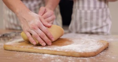 Anne ve çocuk elleri mutfakta zencefilli ekmek hamuru yoğurur, şenlikli kurabiyeler hazırlar, kapat.