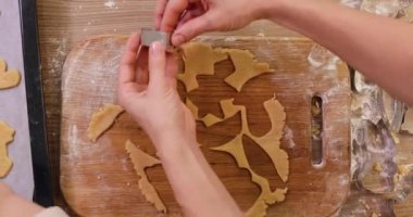 Anne ve çocuk çeşitli şekillerde kurabiyeler kestiler. en üstteki görünüm