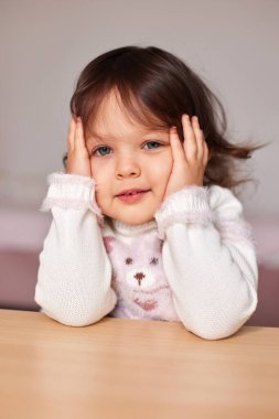 Küçük kız masada oturuyor, erken eğitim ve öğrenim konsepti