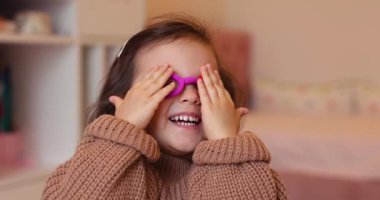 Annesinin renkli kille oynayıp eğlendiği komik küçük bir kız çocuğu. Plastiksin. Hamur oyna