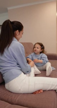 Önemseyen bir kadın küçük kızıyla konuşur, evde destek olur. Çocukluk