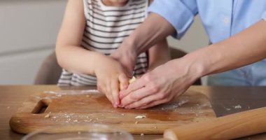 Anne ve çocuk hamur yoğuruyorlar mutfakta, yakın plan.