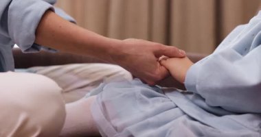 Anne 'nin küçük kızın elini tutarken yakın plan çekimi. Aşk, ilgi ve destek kavramı.