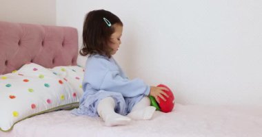 Küçük çocuk renkli piramitlerle evde oynamaya başladı.