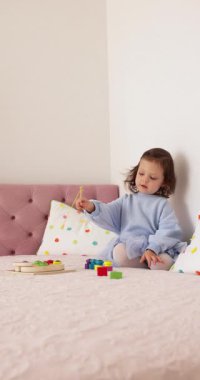 Küçük tatlı kız evde eğitici oyuncaklarla oynuyor, çocuk balık tutuyor.