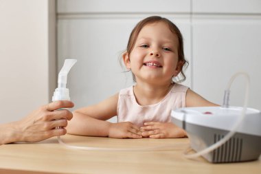 Anne evde küçük tatlı bir kıza soluk alıp veriyor.