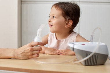 Anne evde küçük tatlı bir kıza soluk alıp veriyor.