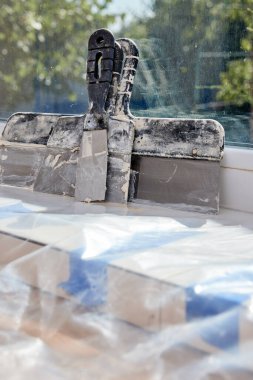 Beyaz pencere pervazında oyuncak bıçaklar, kopyalama alanı. İş yeri. Yapı aracı.