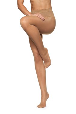 Beyaz arka planda bej taytlı, uzun ve güzel kadın bacakları var.