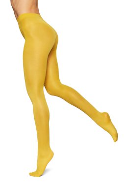 Beyaz arka planda sarı taytlı, uzun ve güzel kadın bacakları var.