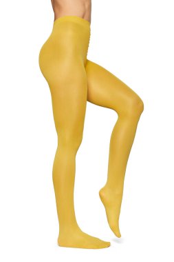 Beyaz arka planda sarı taytlı, uzun ve güzel kadın bacakları var.