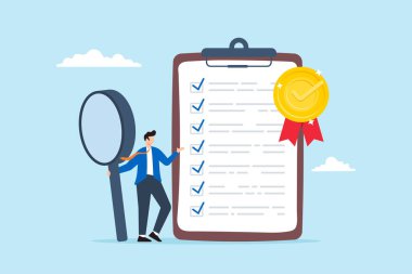 İş adamı, kalite kontrol rozet belgesini büyüteçle inceliyor