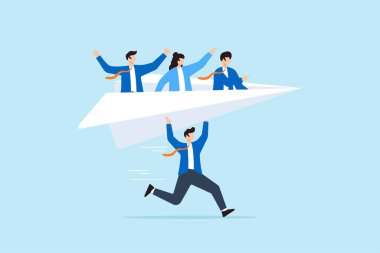 İş adamı yöneticisi takım arkadaşlarıyla birlikte fırlatma kağıdı origamisini destekler