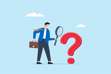 İş adamı büyüteçle soru işaretini inceliyor