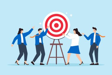 İş adamları birlikte bir hedef tahtası oluşturuyorlar.