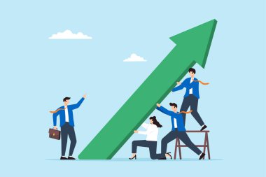 İş ekibi yeşil grafik okunu yukarı itiyor. Şirketi geliştirme ve büyütme, büyüyen şirkete takım çalışması ve işbirliği ve kariyer büyümesini teşvik etme çabaları kavramı