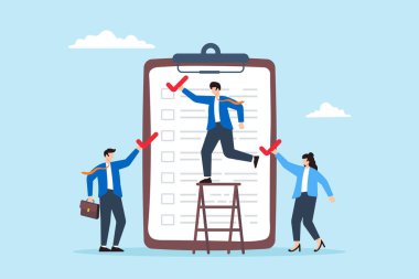 İş arkadaşları, yapılacaklar listesi ve iş listesinin tamamlandığını gösteren görev listesi panosuna onay damgası konmasına yardımcı oluyor. Proje yönetimi kavramı, planların tamamlanması için takım çalışması