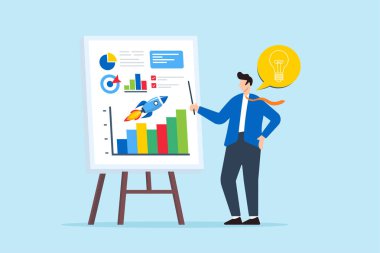 İş adamı pazarlama stratejisini beyaz tahtada açıklıyor, pazarlamayı resmediyor. Ürünleri, yenilikleri veya fikirleri, tanıtımları ve reklamları başlatma ve verileri analiz etme stratejileri kavramı