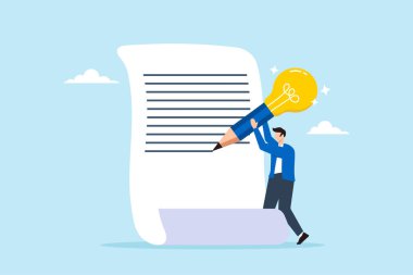 Zeki genç adam, kağıda yazı yazarken, metin yazarı ya da blog yazarı olarak büyük bir kalem ve ampul kullanıyor. Fikir üretme kavramı yaratıcılık ve yazma ve hayal gücüne ilham.