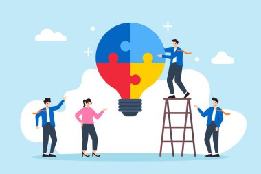 Şirket başarısı için takım çalışmasını temsil eden ampul fikirleri oluşturmak için iş adamlarının düz çizimi işbirliği yapıyor