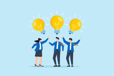 İş adamlarının parlak ampullerle fikirleri paylaşması ve kutlaması, takım çalışması, yaratıcılık, beyin fırtınası, iş yerinde yenilik ve bilgi alışverişi.