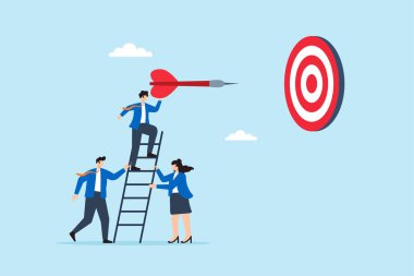 Takım, stratejik planlama ve takım çalışması sembolü olarak merdiveni desteklerken, iş liderinin hedefe dart atmasının düz bir çizimi