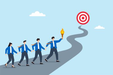 Stratejik hedefe doğru meşale ile dolambaçlı yolda iş liderlerinin düz çizimi