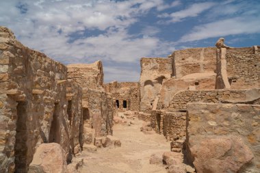 Ksar Beni Barka - Tataouine Bölgesi - Güney Tunus Ülkenin en büyük Ksar 'larından biridir. Fransız himayesinin başında terk edilmiştir.