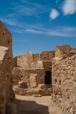 Ksar Beni Barka - Tataouine Bölgesi - Güney Tunus Ülkenin en büyük Ksar 'larından biridir. Fransız himayesinin başında terk edilmiştir.